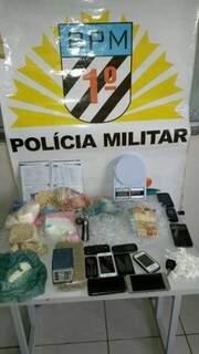 Drogas, celulares e revólver apreendidos com o ex-lider do PCC, &quot;Tio Arantes&quot;, (Foto: Divulgação/PM)