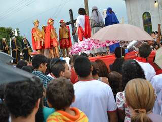 Nem a chuva que caia no início da apresentação impediu os fiéis de acompanharem a Via Sacra (Foto: Simão Nogueira)