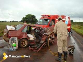 Mulher morreu no local do acidente. (Foto:Lucas Copetti, do Maracaju Na Hora)