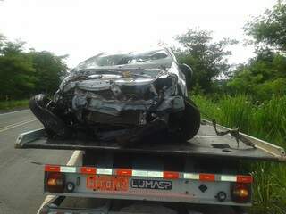 Carro ficou completamente destruído, mas motorista não se feriu com gravidade. (Foto: Rio Pardo News)
