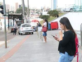 Depois de saber de greve, passageiros esperam por carona em frente ao Terminal Hércules Maymone (Foto: Henrique Kawaminami)