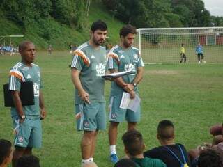 &quot;Bolinha&quot;, ao centro, é considerado um caça-talento no futebol brasileiro. (Foto: Divulgação)