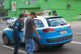Vítima foi encaminhada ao IMOL pela PM para passar por exames. (Foto: Simão Nogueira)