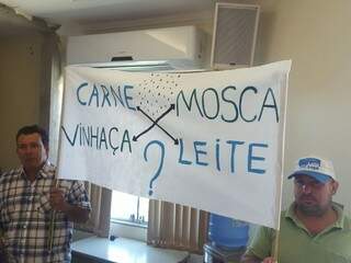 Pecuaristas protestam por causa de moscas produzidas pela vinhaça, colocada por funcionários da usina Odebrecht nas lavouras de cana-de-açúcar. (Foto: Direto das Ruas)