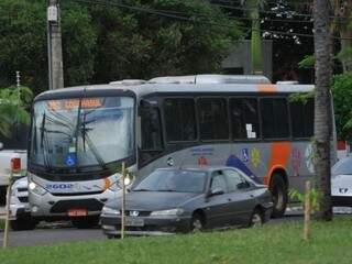 Ônibus do transporte coletivo no Centro de Campo Grande; passagem ficou mais cara (Foto: Alcides Neto)