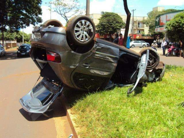 Motorista evita colis&atilde;o, mas carro bate em &aacute;rvore, poste e capota 