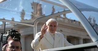 Sob aplausos de 150 a 200 mil fieis, o papa voltou a justificar a decisão, afirmando que sentiu as forças diminuírem nos últimos anos. (Foto: Fillipo Monteforte/AFP)
