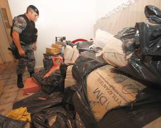 Depósitos em Campo Grande tinham 1,8 tonelada de maconha. Foto: Saul Scharmm/ Jornal O Estado MS