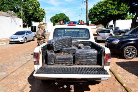 Ao ver bloqueio policial, traficante abandona carro com 266 kg de maconha