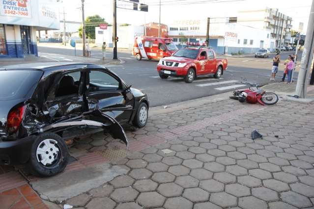 Motorista desrespeita sinal, bate em ve&iacute;culos e quase invade loja na Zahran