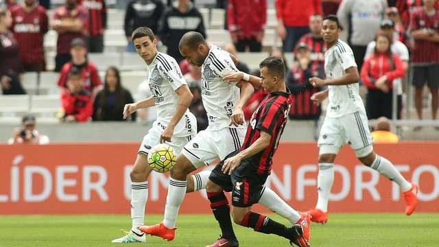 Atl&eacute;tico Paranaense vence Ponte Preta por 3 a 0 e se aproxima do G-4