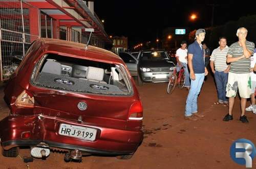  Motorista de Ecosport ap&oacute;s colidir com P&aacute;lio, foge e atinge Gol