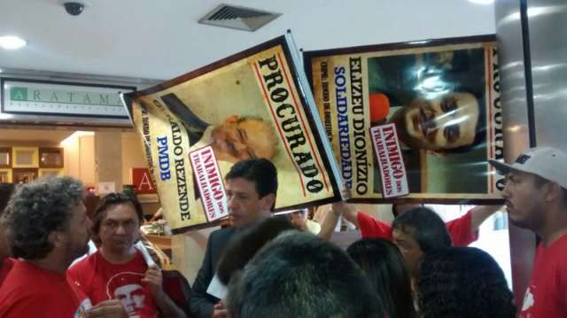 Grupo protesta no aeroporto contra projeto que facilita terceiriza&ccedil;&otilde;es
