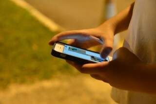 Pesquisa TIC Kids Online aponta que a maioria dos jovens de 9 a 17 anos das classes D e E acessa internet apenas pelo celular. (Valter Campanato/Agência Brasil)