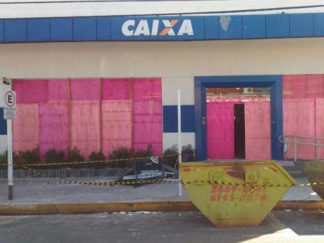Ap&oacute;s roubo, Caixa fica fechada e pr&eacute;dio ser&aacute; analisado por engenheiros