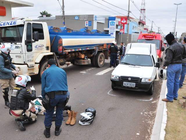  Caminh&atilde;o, moto e carro se envolvem em acidente; mulher e crian&ccedil;a s&atilde;o atropeladas