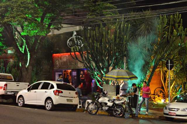 Espetinho da Motinha &eacute; sucesso da madrugada na porta de balada na Afonso Pena