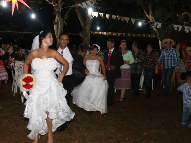 &ldquo;Enrolada&rdquo; por 26 anos, dama de honra tem casamento surpresa em festa junina