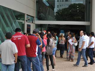 Contribuintes lotaram a Central de Atendimento ao Cidadão, na Cândido Mariano, no último dia para pagamento do IPTU. (Foto: Marlon Ganassin)