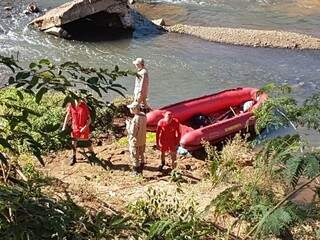 Bombeiros usaram bote para entrar no rio. (Foto: Marcus Moura)