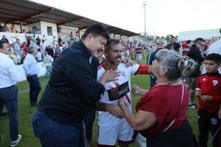 O sul-mato-grossense Luiz Andrade, de preto, chora ao comemorar o acesso do Vilafranquense com o capitão do time, Luís Pinto (Foto: Osvalda Toledo)