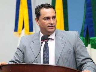 Juarez Oliveira deve receber advertência verba por fala informal registrada na Câmara. (Foto: Câmara Municipal de Dourados/Divulgação)