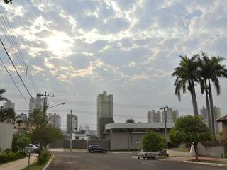 Nuvens escondem o sol, mas não devem trazer chuva em Campo Grande. (Foto: Minamar Júnior)