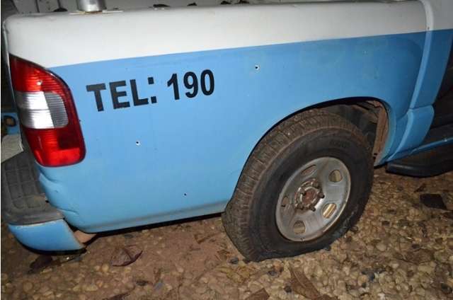 Quadrilha explode banco, faz taxistas ref&eacute;ns e atira contra delegacia e PM