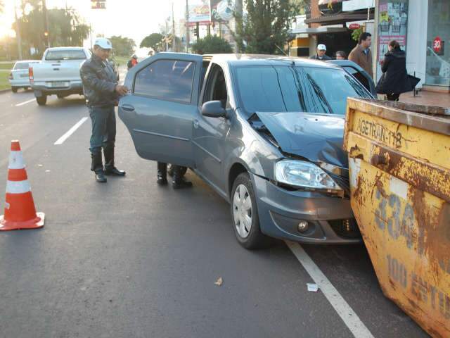  Na contram&atilde;o, motorista colide ve&iacute;culo em ca&ccedil;amba na Afonso Pena