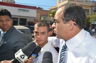 Tiago, ao lado do advogado, confirmou briga, mas negou ter bebido (Foto: Vanderlei Aparecido)