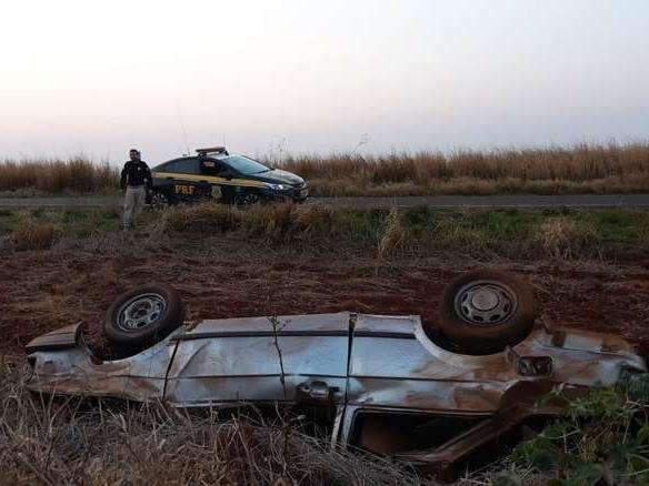 Em fuga, adolescente capota carro carregado com maconha na BR-463