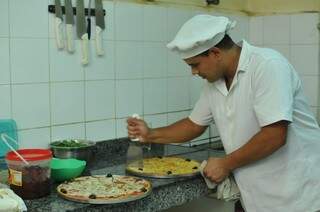 agner Teodora da Silva, de 24 anos, cuida da cozinha com muito zelo e cuidado. (Foto: Alcides Neto)