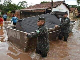 Militares usaram barcos e coletes salva vidas na remoção dos pertentes (Foto: Divulgação/Exército)