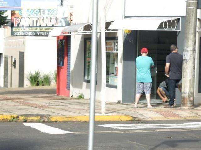 Ladr&otilde;es invadem lojas no Centro e levam de &oacute;culos a trufa de chocolate 