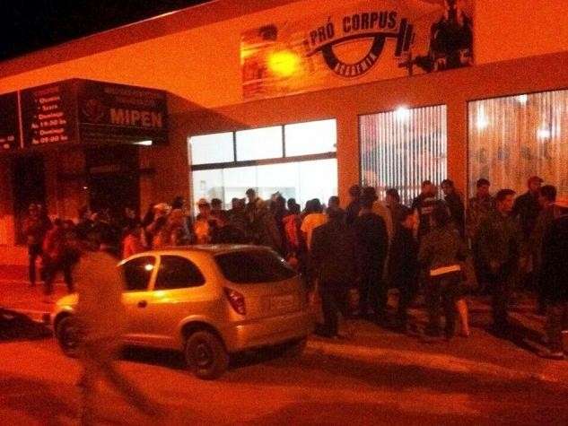 Policial foi executado ap&oacute;s toque de recolher e provoca&ccedil;&atilde;o no Facebook