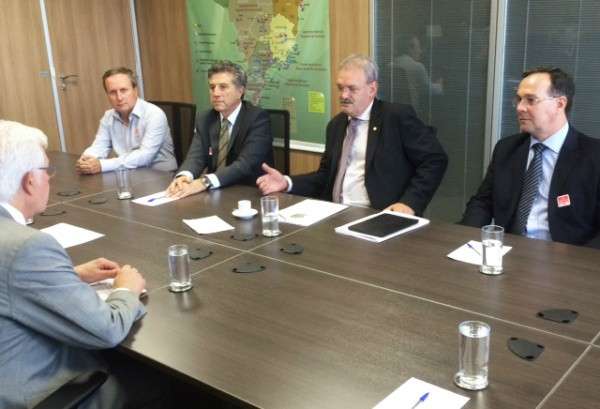 Prefeito e deputado pedem para ministro iniciar obras de amplia&ccedil;&atilde;o de aeroporto