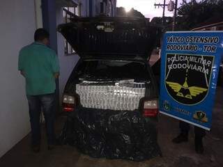 Os produtos estavam empilhados no porta malas e sobre o banco traseiro do veículo. (Foto: Divulgação/PMR) 