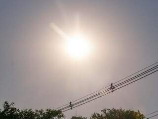 Sol forte no céu de Campo Grande, nesta segunda-feira. (Foto: Henrique Kawaminami) 