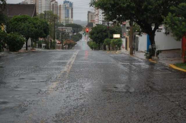 Madrugada de chuva registrou vento de 104 km/h; Defesa Civil fez 9 atendimentos