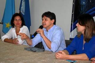 Ao lado da vice, Márcia Rolon, e da mulher, Maria Clara, Paulo Duarte concede primeira entrevista coletiva como prefeito eleito de Corumbá. (Foto; Divulgação)