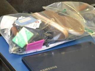 Objetos da vítima foram encontrados na casa de Luis.  (Foto: divulgação/Polícia Civil)

