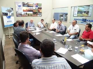 Reunidos na Associação Comercial da cidade, empresários se dizem “acuados” pelos fiscais do Ministério do Trabalho (Foto: Divulgação/Aced)