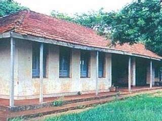 Prédio onde funcionou a Escola Municipal Isauro Bento Nogueira (Foto: Fundac/Divulgação)