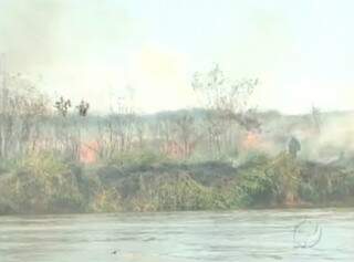 Incêndio destrói parque às margens do Rio Paraná. (Foto: Reprodução/RPCTV)