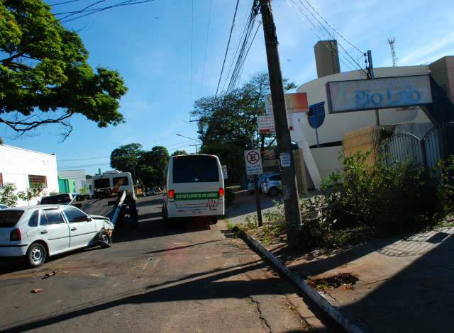  Motorista perde controle do carro, bate e derruba &aacute;rvore na Rui Barbosa