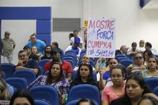 Cerca de 150 professores em greve participam da sessão desta terça-feira. (Foto: Alberto Dias)
