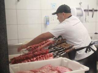 Empresas reforçam que há controle de qualidade antes da carne chegar ao consumidor (Foto: Marcos Ermínio)