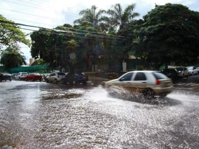 Chuva atinge regi&atilde;o central e tempo continua inst&aacute;vel no fim de semana