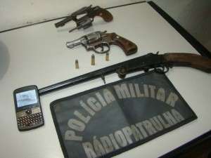 Motociclista &eacute; preso em flagrante ap&oacute;s PM ver fotos de armas no celular