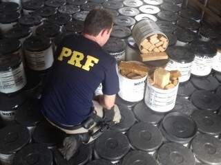 PRF encontrou a maconha escondida em caixas de grafiato (Foto: PRF)